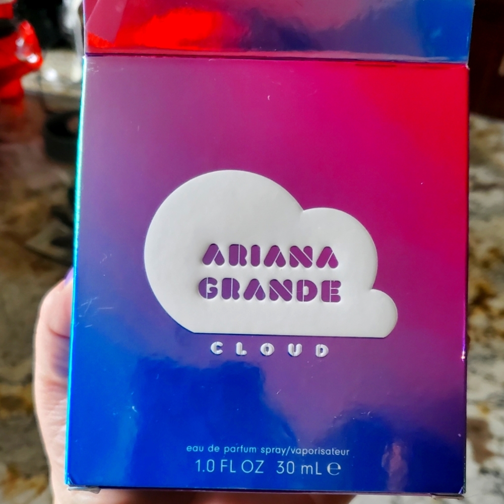 Arianna Grande Cloud perfume